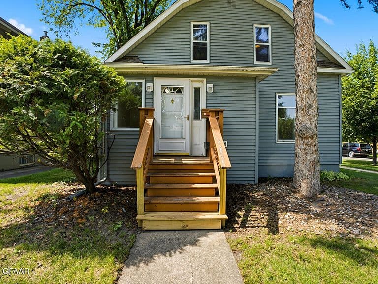 902 Reeves Dr photo 3