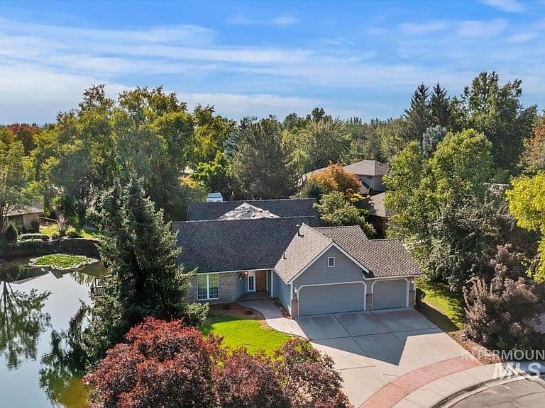 4886 N Lake Front Pl photo 2