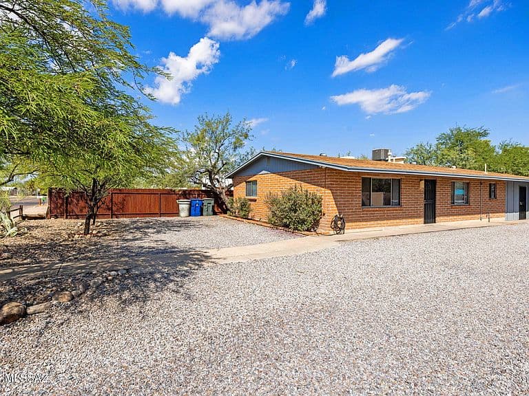 2417 E Blacklidge Dr photo 3