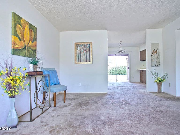 2204 W LOS ARBOLES Place photo 2