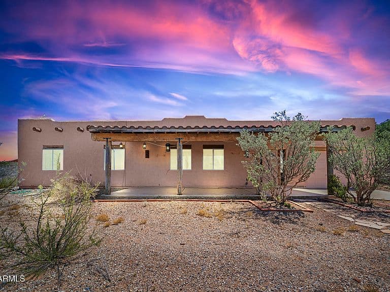 1537 E APACHE Way photo 1