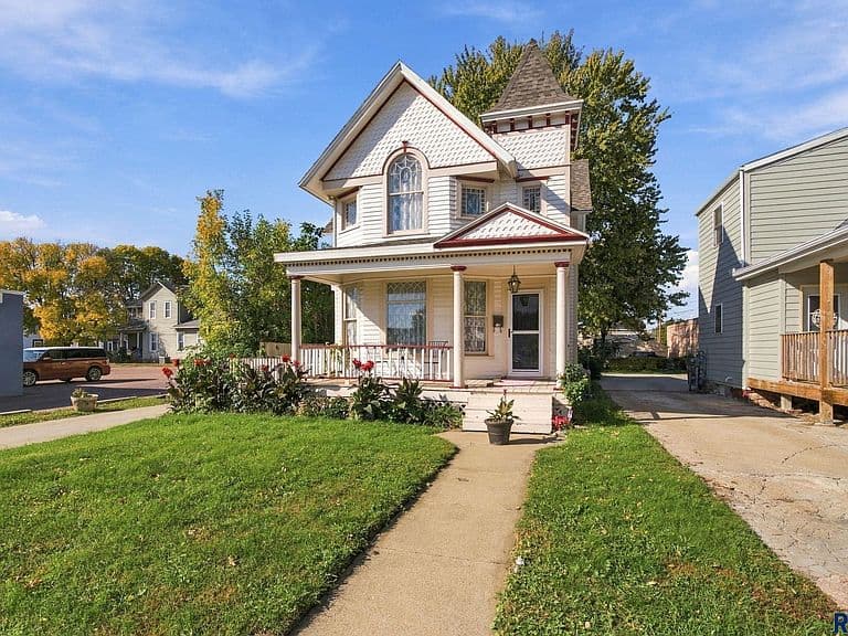 223 S Prairie Ave photo 1