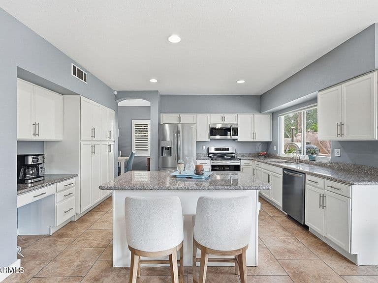 5521 E Beck Lane photo 3