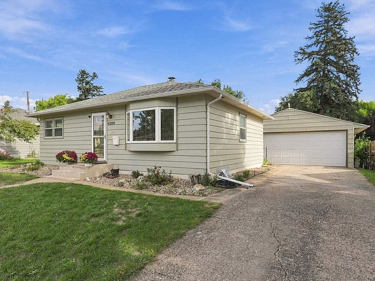 4208 Meadowwood Dr photo 2