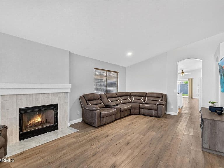 425 N WINDSOR -- photo 4