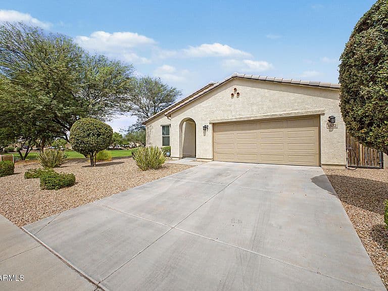 1572 E LUNA BLANCA Way photo 3