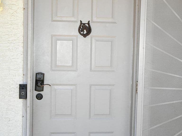 1326 E TARO Lane photo 4
