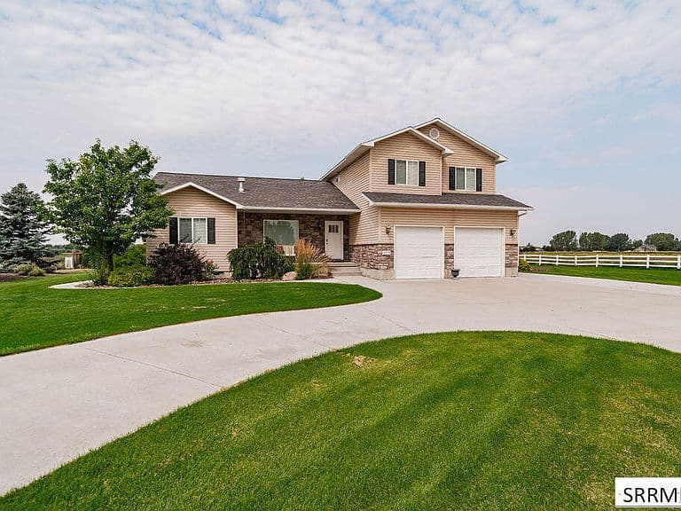1079 N 2700 W photo 4