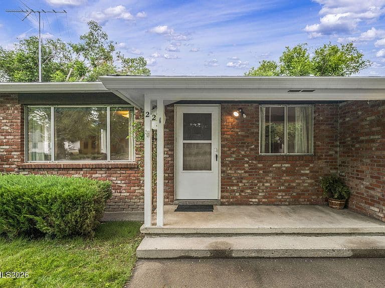 221 S Iris St photo 2