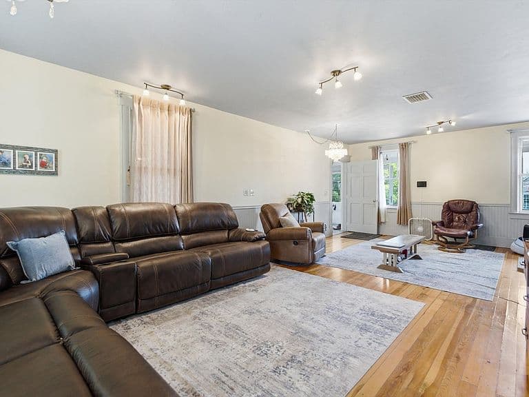 105 Valley View Dr photo 4