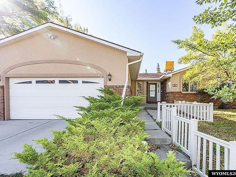 321 Jade St photo 1