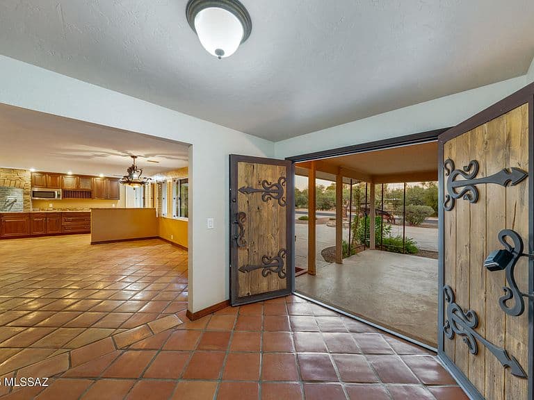 7221 E Sabino Vista Dr photo 3