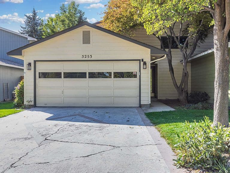 5253 W Grover St photo 2
