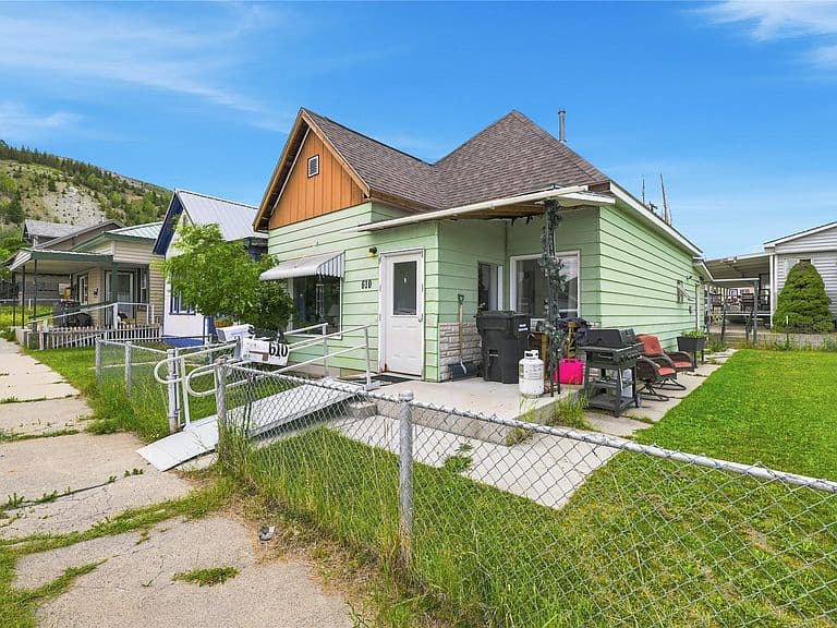608/610 Ash St photo 2