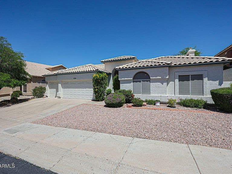 1330 E VOLTAIRE Avenue photo 3
