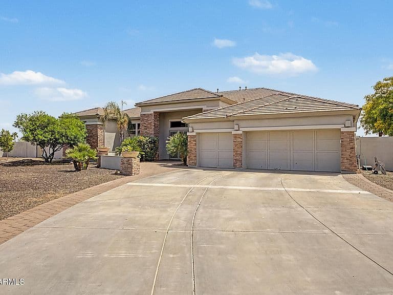 18209 W NORTH Court photo 2