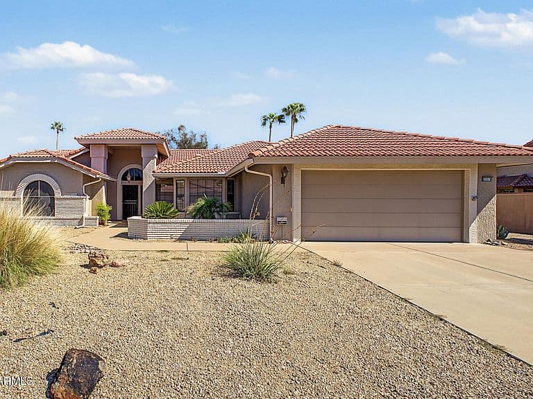 21019 N DESERT SANDS Drive photo 1