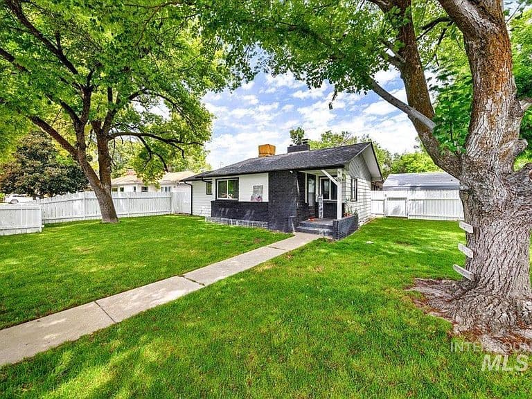 1220 E Amity Ave photo 1