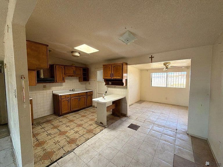 152 W Lowell Dr photo 4