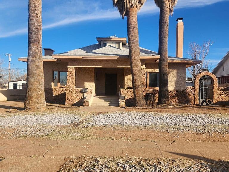 1228 E 9th St photo 1