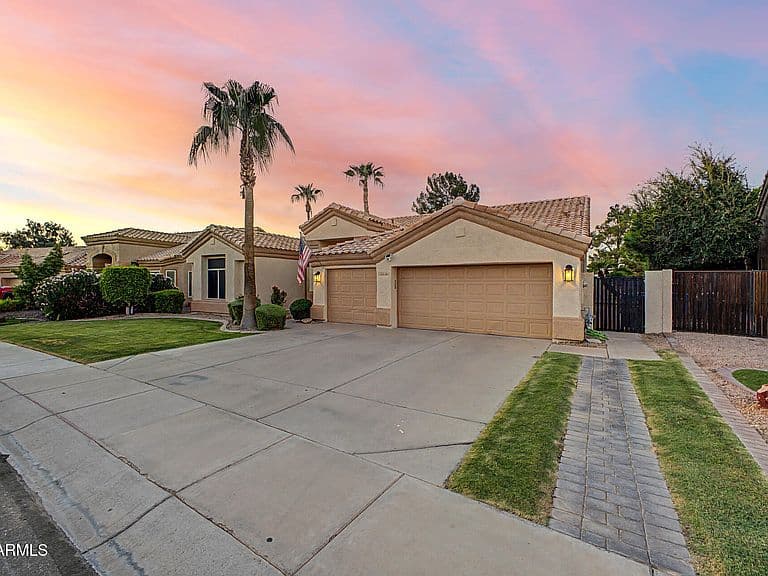 1830 W WISTERIA Drive photo 3