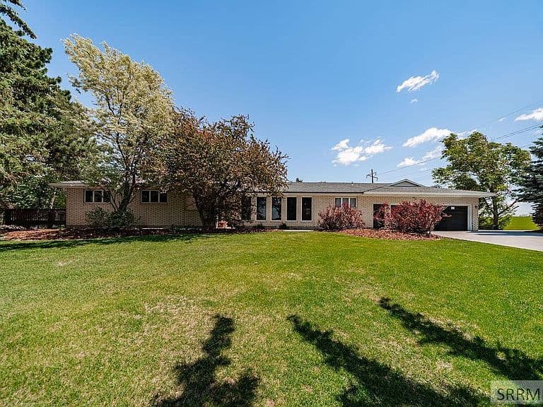 1365 Meadowview Ave photo 1