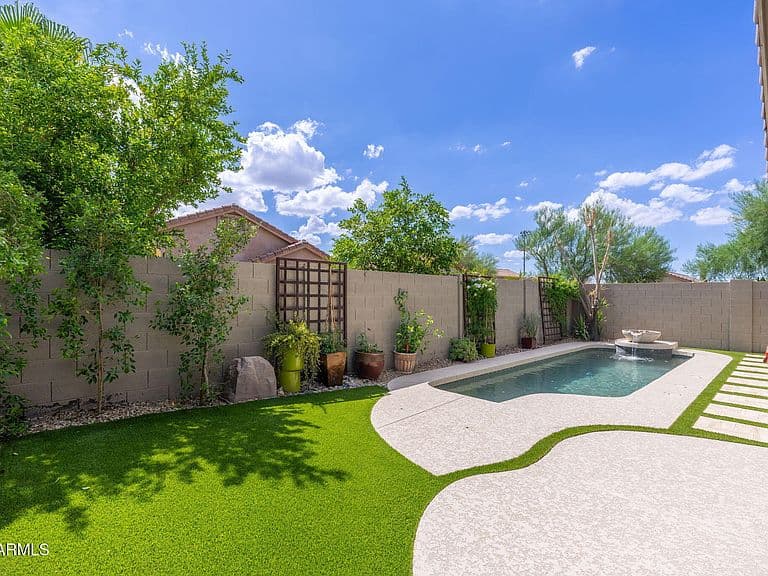 10215 E HILLERY Drive photo 2