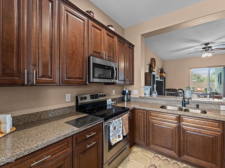690 W DYLAN Court photo 4