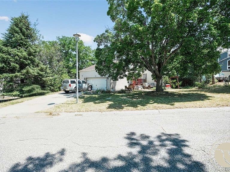 631 Sapphire Ave photo 1
