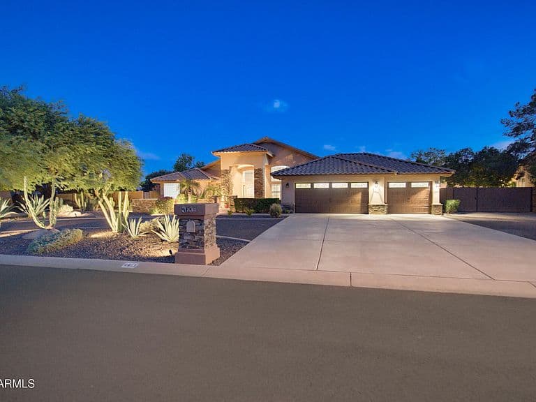 4613 W DESERT HOLLOW Drive photo 2
