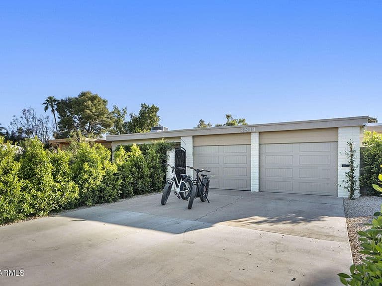 2811 E CORRINE Drive photo 2