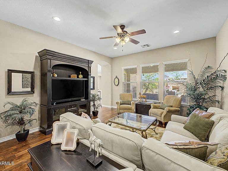 582 W ZION Place photo 4