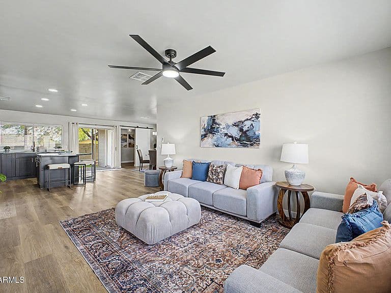 2015 E VISTA Drive photo 2
