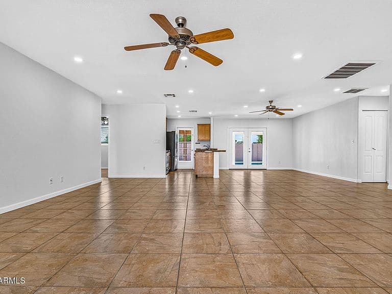 619 E DIAMOND Drive photo 4