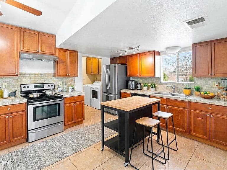 1109 E Mesquite Drive photo 3