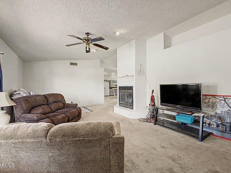 547 E QUAIL Avenue photo 4
