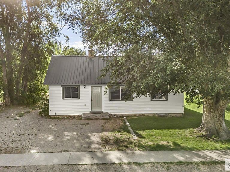 657 1st W photo 1