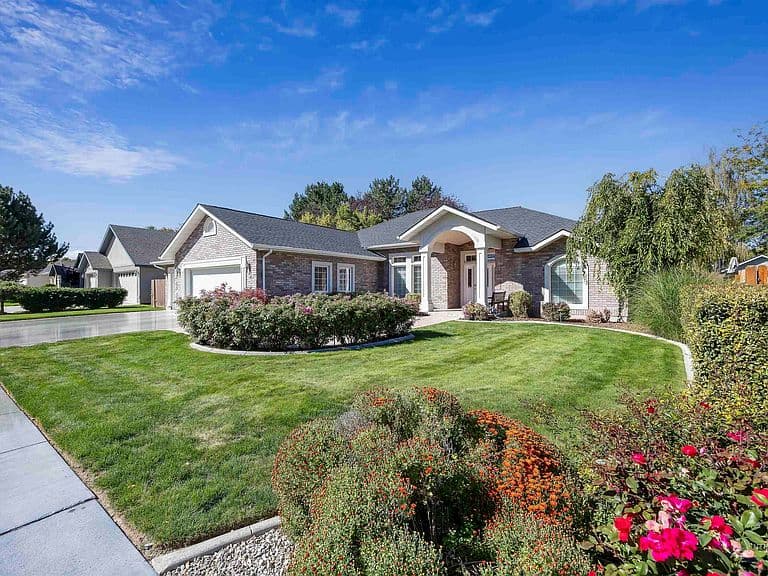 575 Woodland Dr photo 3