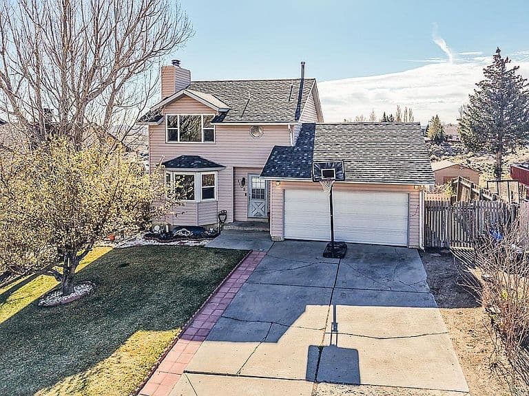 1109 Overland Dr photo 1