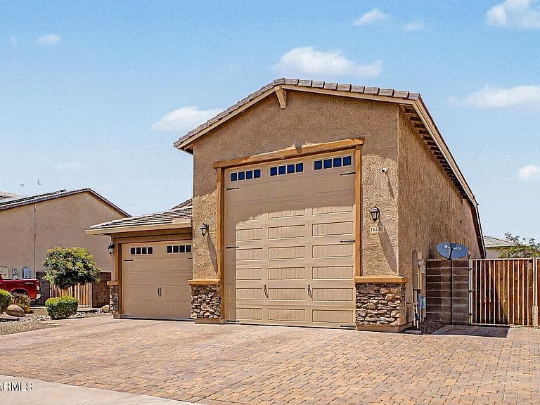 18230 W LOUISE Drive photo 3