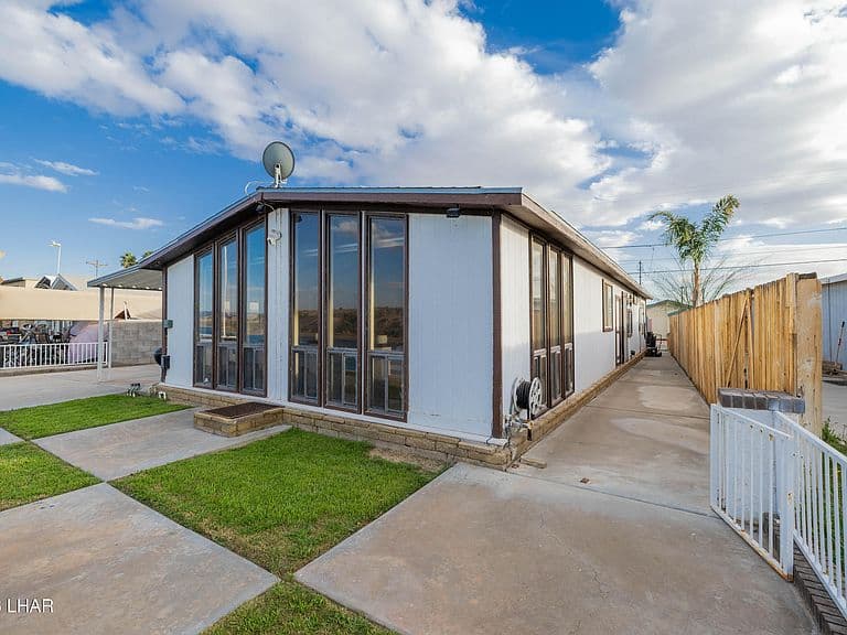 434 E Riverfront Dr photo 2