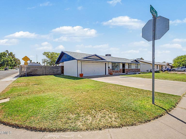 209 W IVYGLEN Street photo 3