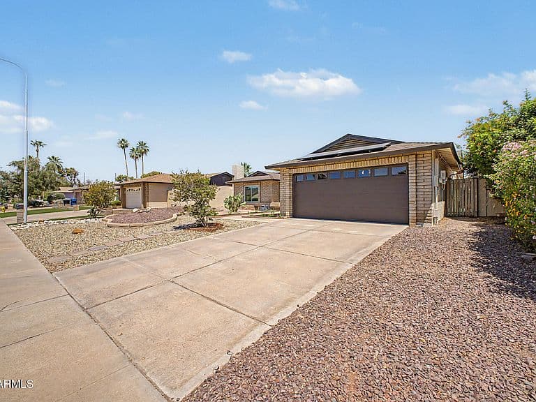 814 E CHILTON Drive photo 4