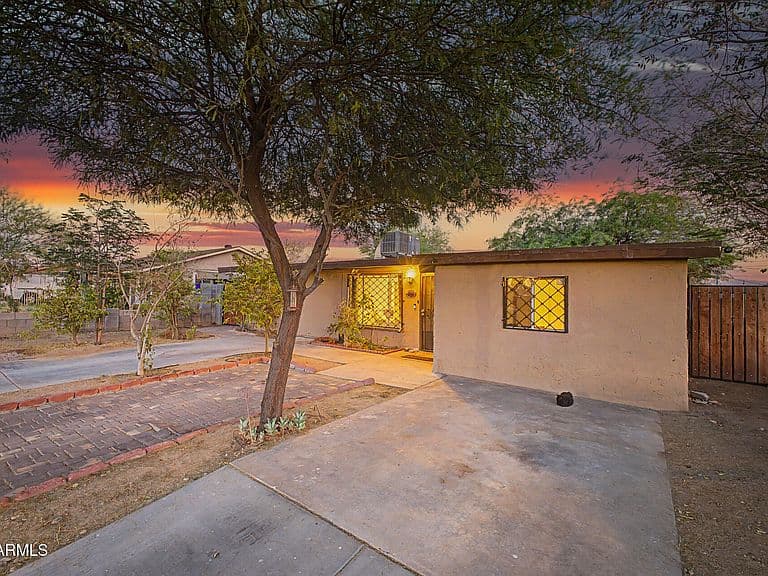1405 W BROWN Street photo 3