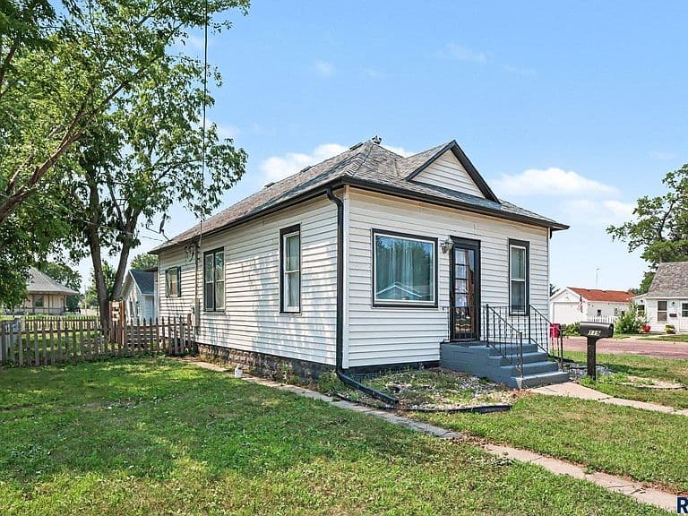 119 N Pleasant St photo 2
