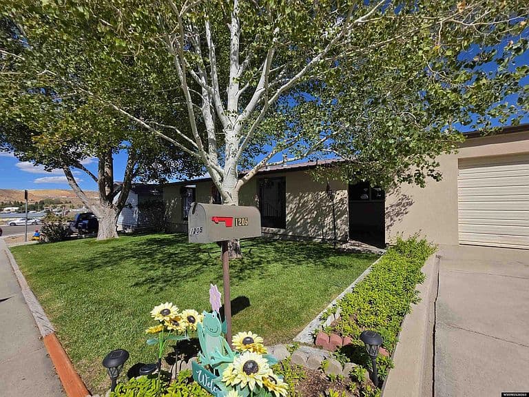 1205 Cottonwood Dr photo 1