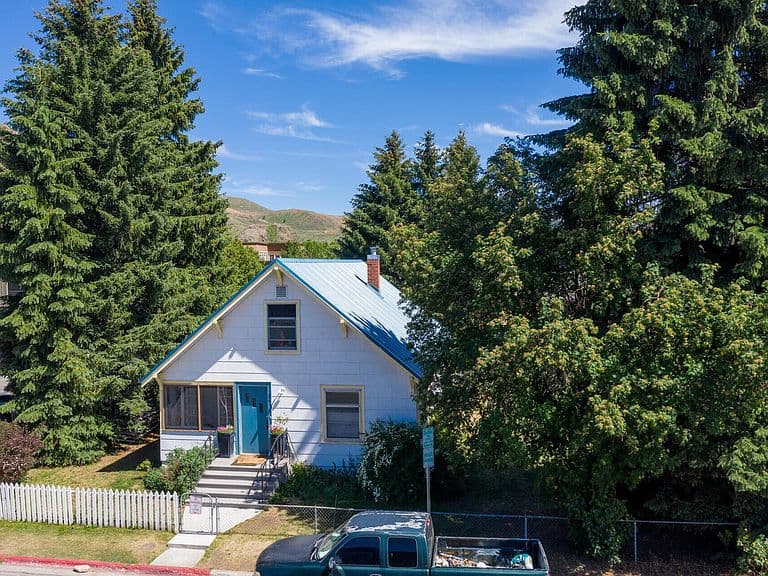 380 2nd St E photo 2