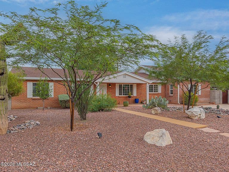 2725 E La Cienega Dr photo 1