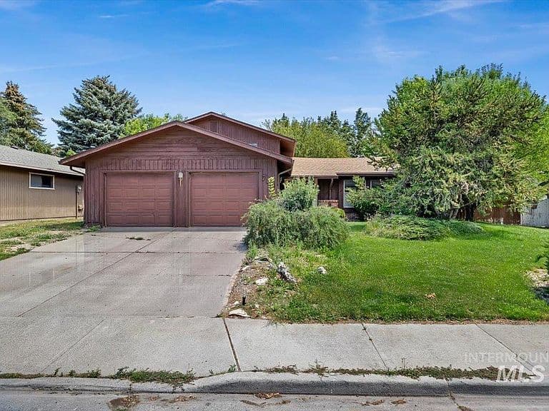 786 Meadows Dr photo 1