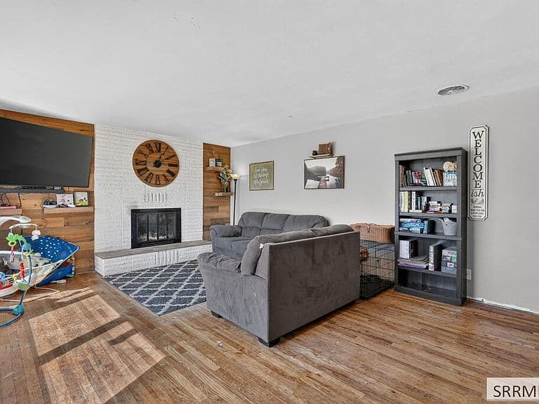134 W Bingham Ave photo 2